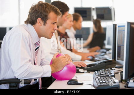 Geschäftsmann in Büroflächen mit einem ball Stockfoto