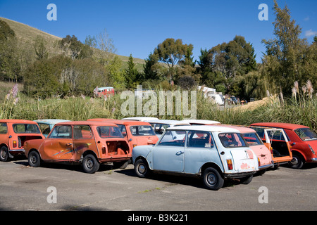 Mini-Autos geparkt in einem Schrottplatz Stockfoto