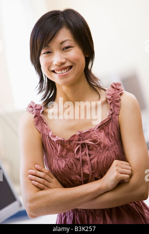Frau im Computer Raum lächelnd Stockfoto
