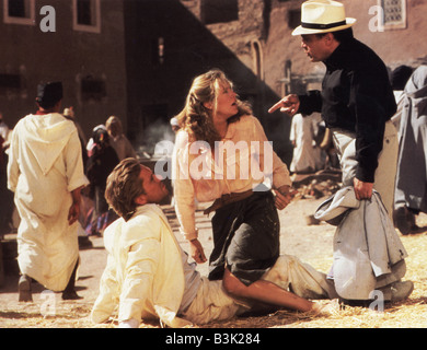 JEWEL OF THE NILE 1985 TCF Film mit Michael Douglas, Kathleen Turner und Danny DeVito auf der rechten Seite Stockfoto