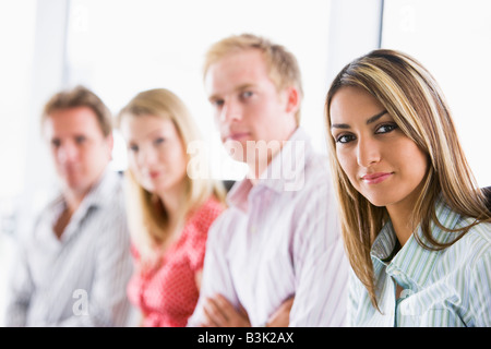 Vier Unternehmer drinnen sitzen Stockfoto