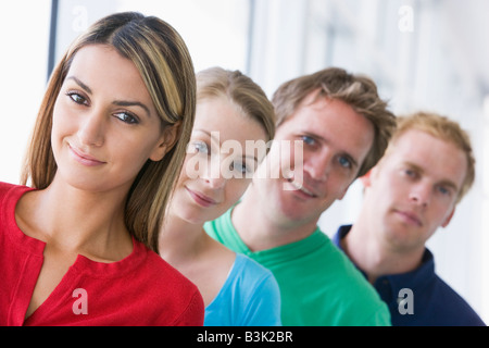 Vier Personen stehen im Flur lächelnd Stockfoto