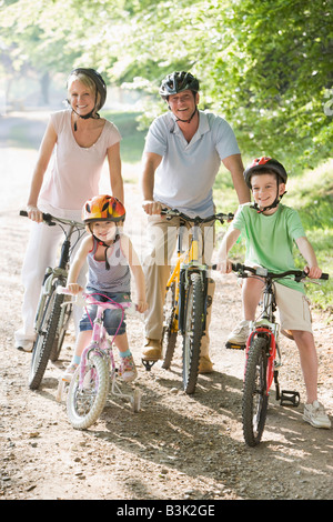 Familie, sitzen auf dem Fahrrad auf Pfad lächelnd Stockfoto