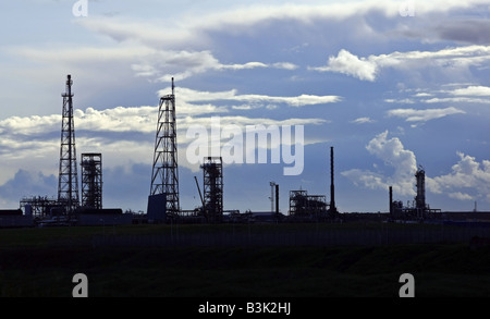 Türme von St. Fergus Gasterminal in der Nähe von Fraserburgh, Scotland, UK, gesehen vom Strand in der Abenddämmerung Stockfoto