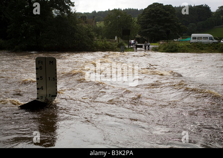 Die Straße ist bei Stanhope Ford in County Durham, England geschlossen. Stockfoto