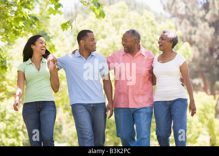 Zwei Paare im freien gehen arm in Arm zu Lächeln Stockfoto