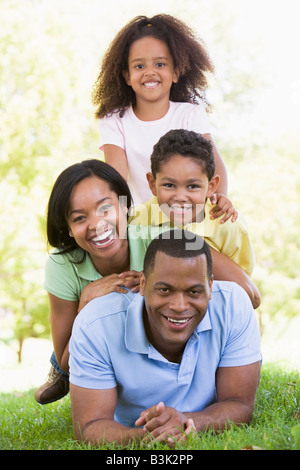 Familie liegen im freien lächelnd Stockfoto