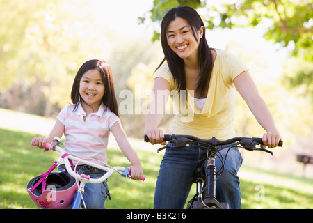 Frau und junge Mädchen auf dem Fahrrad im freien Lächeln Stockfoto