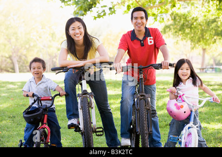 Familie auf dem Fahrrad im freien Lächeln Stockfoto
