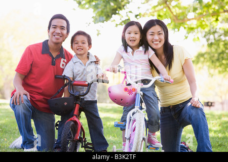 Familie mit Kindern auf dem Fahrrad im freien Lächeln Stockfoto