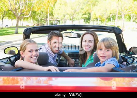 Familie im Cabrio lächelnd Stockfoto