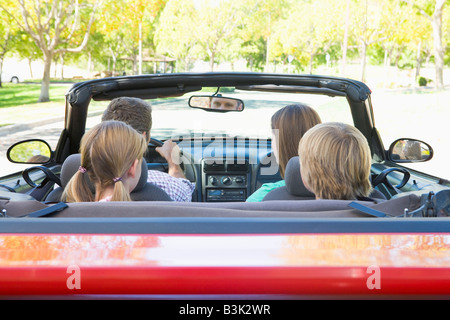 Familie im Cabrio Stockfoto