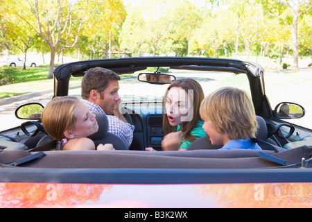 Familie im Cabrio streiten Stockfoto