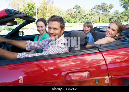 Familie im Cabrio lächelnd Stockfoto