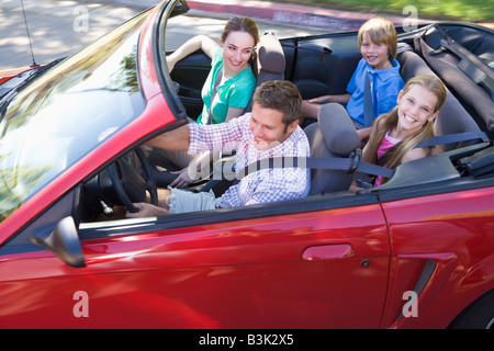 Familie im Cabrio lächelnd Stockfoto