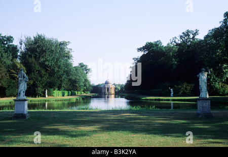 Landschaftsgarten Design aus dem 18. Jahrhundert Wrest Park Bedfordshire England UK See-Pavillon Englisch England UK Allee von Bäumen Stockfoto