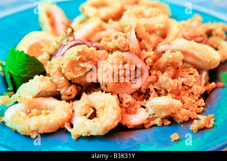 Tief gebratener Tintenfisch Ringe auf einem Teller Stockfoto