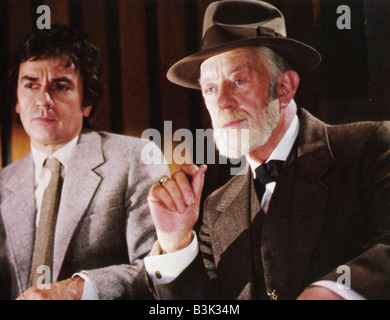 Liebe Kranke 1983 Ladd Unternehmensfilm mit Dudley Moore auf der linken Seite und Alec Guinness Stockfoto