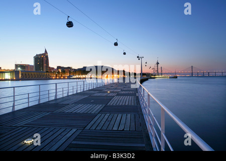 Twilight-Blick über Olivais Dock, das Centro Vasco de Gama, Pavilhao Atlantico und Ponte Vasco de Gama, Lissabon, Portugal. Stockfoto
