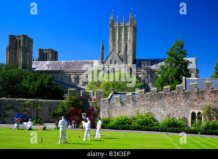 Menschen spielen Krocket Sport Bishops Palace Wells Cathedral City Zivilgemeinde Mendips Somerset County England UK Großbritannien Stockfoto