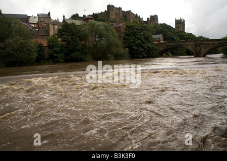 Wildwasser auf dem Fluss Wear in Durham City, England. Stockfoto