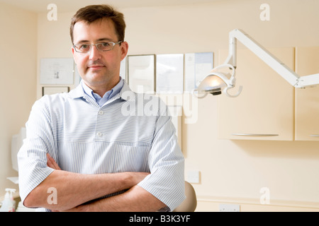 Zahnarzt im Prüfungsraum Stockfoto