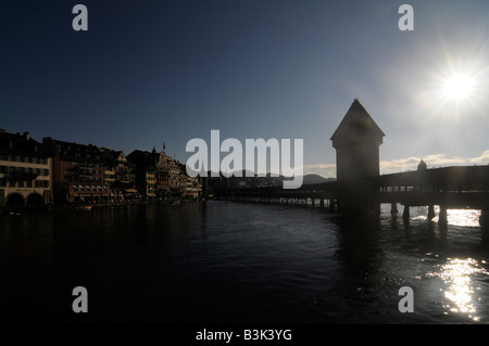 Silhouette von der Kapellbrücke und Wasserturm, eine wichtige touristische Attraktion in der Stadt Luzern in der Zentralschweiz. Stockfoto