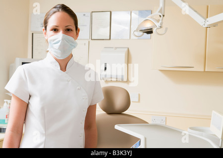 Zahnarzthelferin in Untersuchungszimmer mit Maske auf Stockfoto