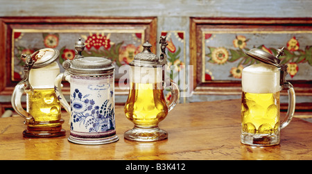 EIN STEINZEUG UND 3 BIERGLAS-TASSEN MIT DECKEL ALSACE FRANCE EUROPE Stockfoto