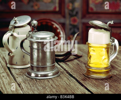 3 BIER STEINZEUG GLAS UND ZINN BECHER MIT DECKEL AUF EINEM ALTEN HOLZTISCH-ELSAß-FRANKREICH Stockfoto