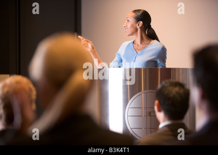 Geschäftsfrau hält Vortrag am podium Stockfoto