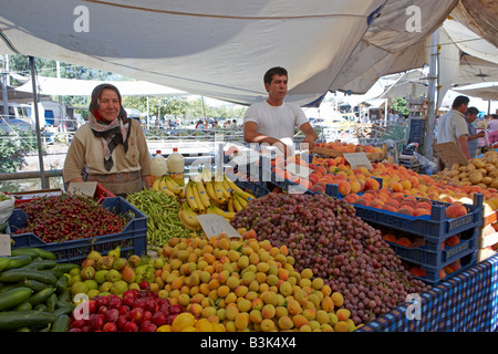 Obst-Verkäufer am Dienstag Markt in Fethiye. Provinz Mugla, Türkei. Stockfoto