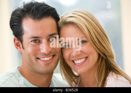 Paar im Haus lächelnd Stockfoto