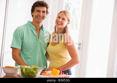Paar in der Küche Gemüse zerschneiden und lächelnd Stockfoto