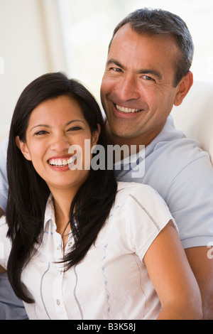 Paar im Wohnzimmer lächelnd Stockfoto