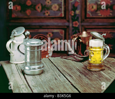 4 BIER STEINZEUG GLAS ZINN UND MESSING BECHER MIT DECKEL AUF EINEM ALTEN HOLZTISCH-ELSAß-FRANKREICH Stockfoto