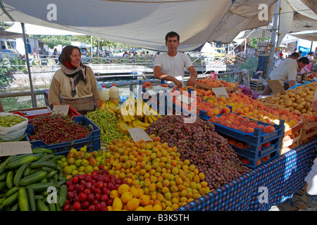 Lokale Anbieter verkaufen frisches Obst am Dienstag. Fethiye, Provinz Mugla, Türkei. Stockfoto