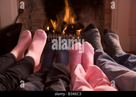 Familie der Füße Erwärmung am Kamin Stockfoto