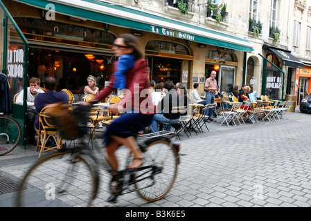 Juli 2008 - Leute sitzen in einem Café im Freien in Caen-Normandie-Frankreich Stockfoto