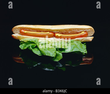 EIN SANDWICH MIT 2 KNACK STRASSBURGER WÜRSTCHEN UND SALATBLÄTTERN Stockfoto