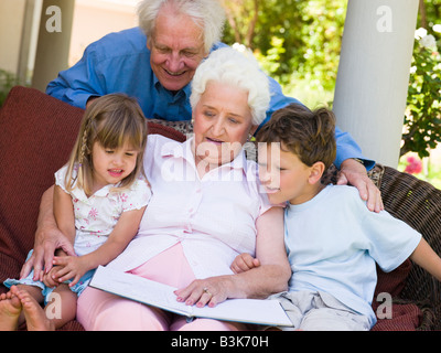 Großeltern, Enkel lesen. Stockfoto