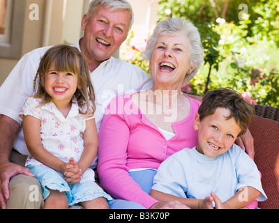 Großeltern mit Enkeln zu lachen. Stockfoto