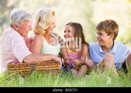 Großeltern mit einem Picknick mit Enkelkindern. Stockfoto