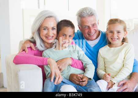 Großeltern mit Enkeln posiert. Stockfoto