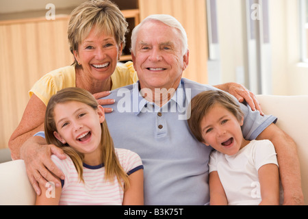Großeltern mit Enkeln posiert. Stockfoto