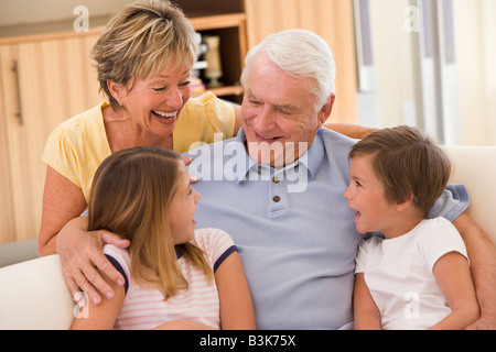 Großeltern mit Enkeln zu lachen. Stockfoto
