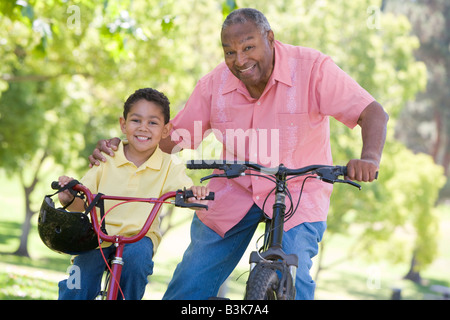 Großvater und Enkel auf dem Fahrrad im freien Lächeln Stockfoto