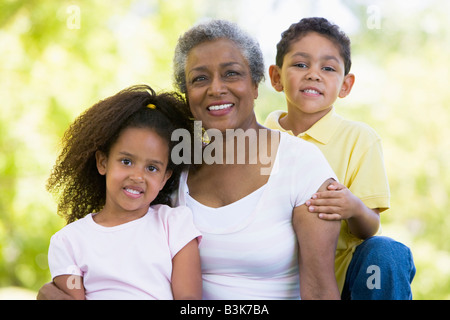 Großmutter mit Enkel posiert. Stockfoto