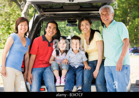 Großfamilie in Heckklappe des Autos sitzen Stockfoto