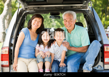 Großeltern mit Enkeln in Heckklappe des Autos Stockfoto